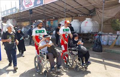 جابجایی زائران سالخورده با ویلچرهای بنیاد 15 خرداد